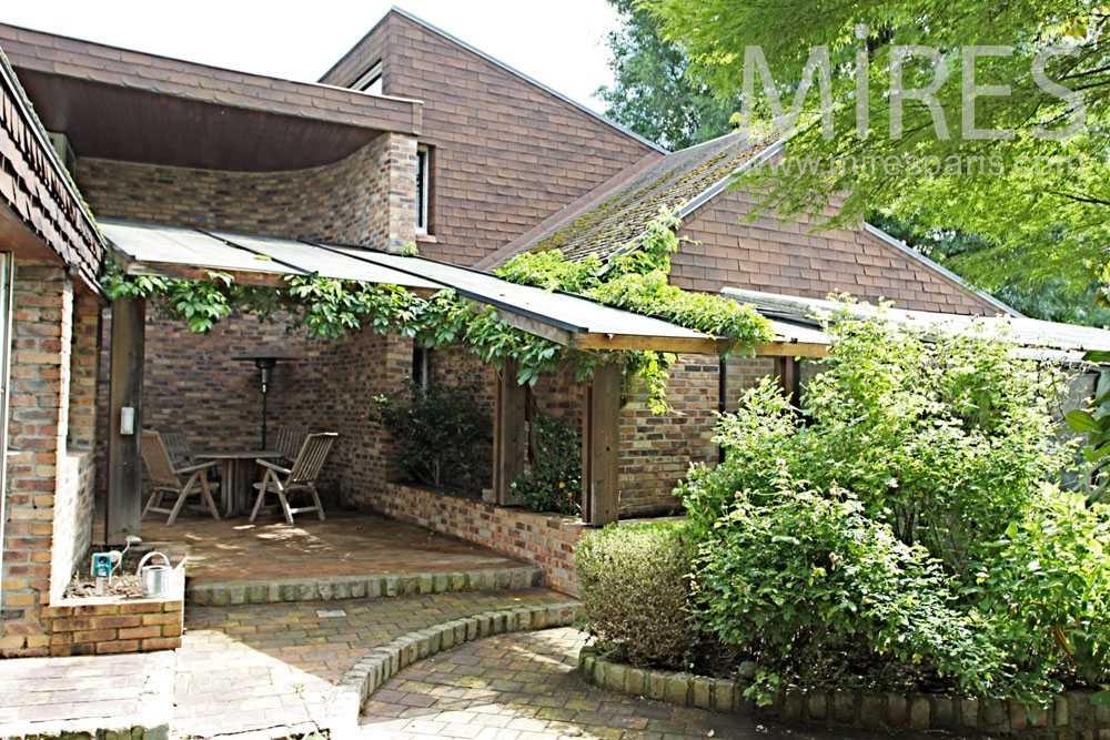 Shady patio. C1350