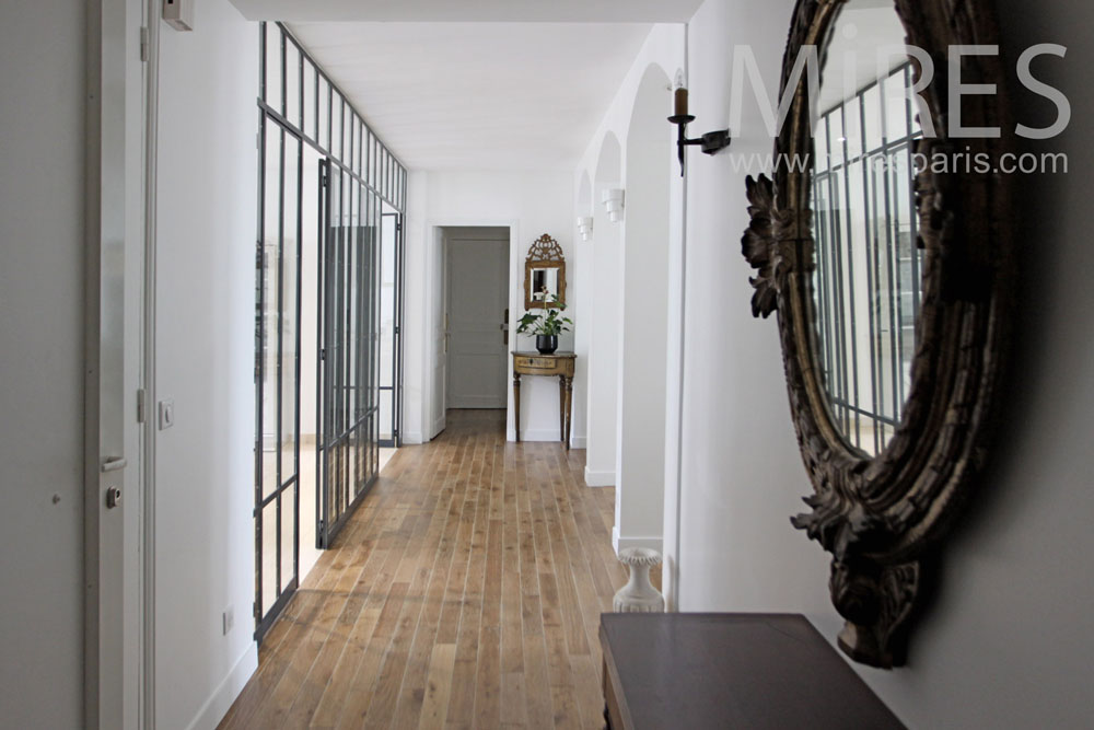 Entrée ouverte sur le living-room. C1336