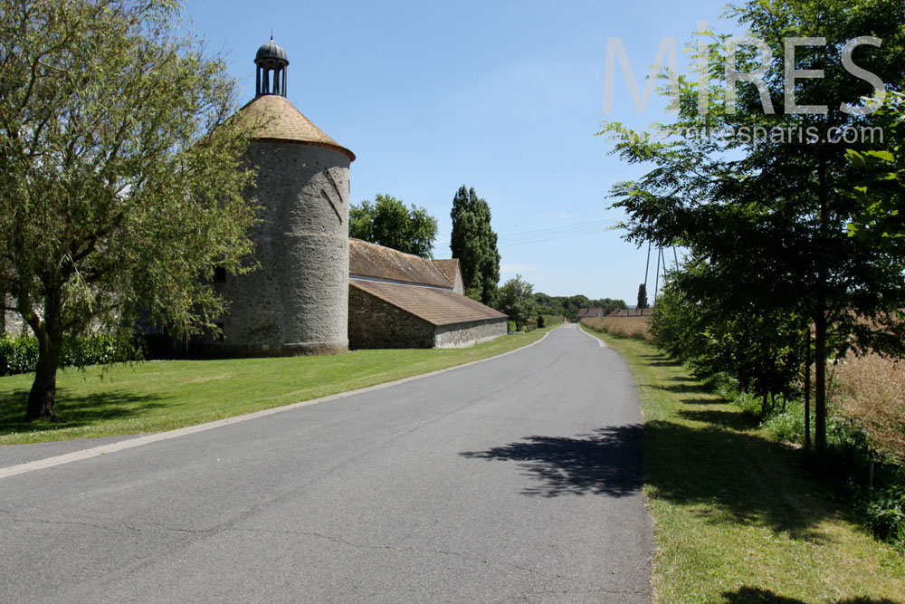 C1357 – Entrance courtyard with its pigeon loft