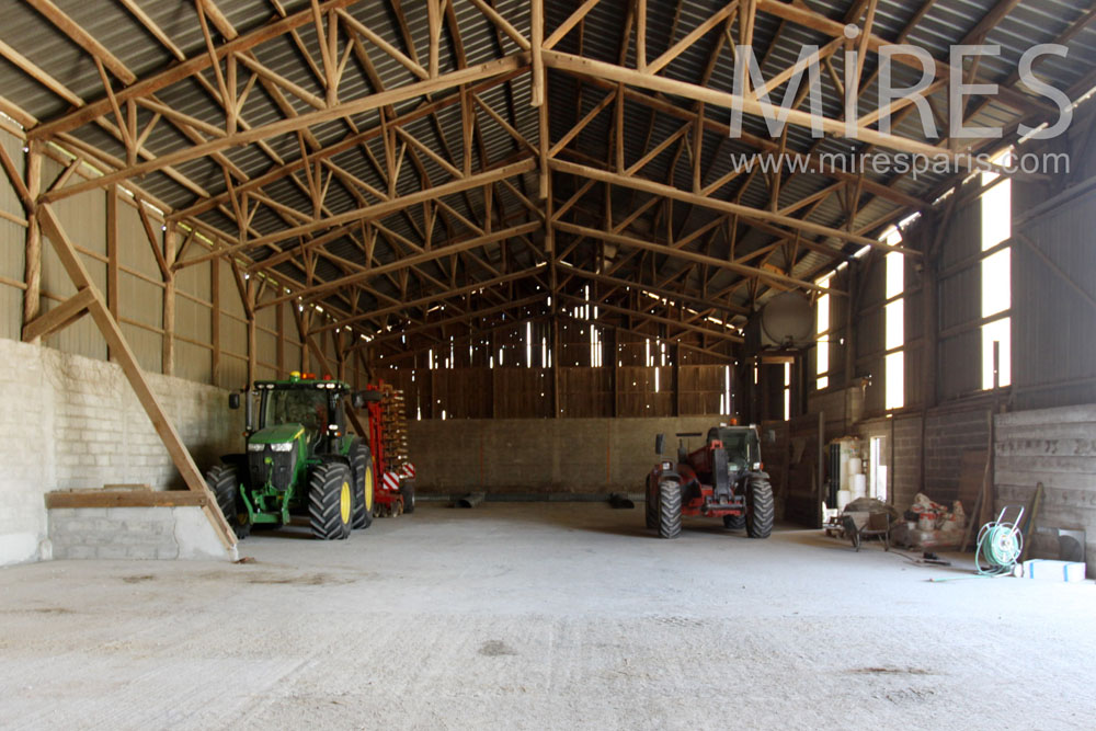 C1357 – Hangar pour les machines