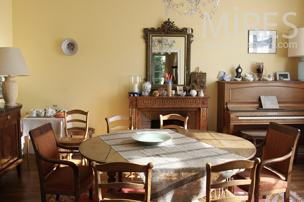 C1367 – Dining room with piano