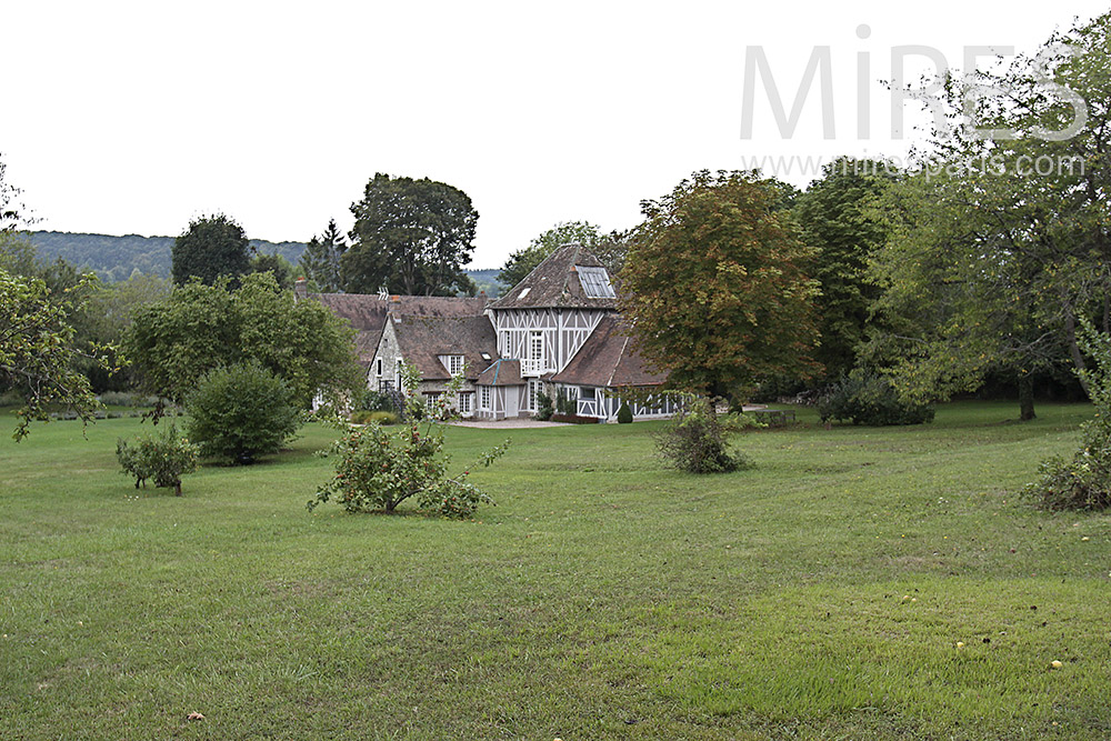 Great Norman house and outbuildings. c1372