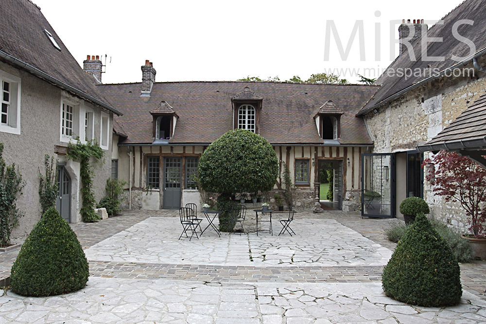 Large square courtyard. c1372