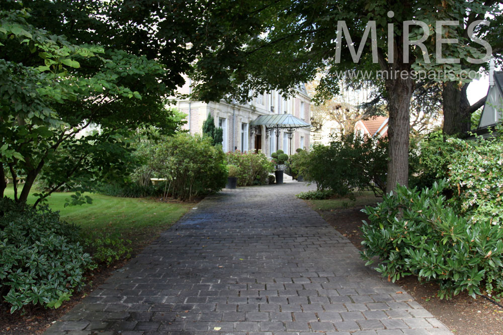 C1371 – Paved driveway to the entrance