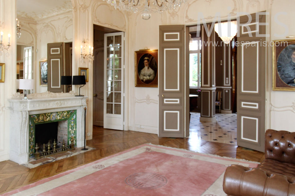 C1371 – Bourgeois lounge with chimney