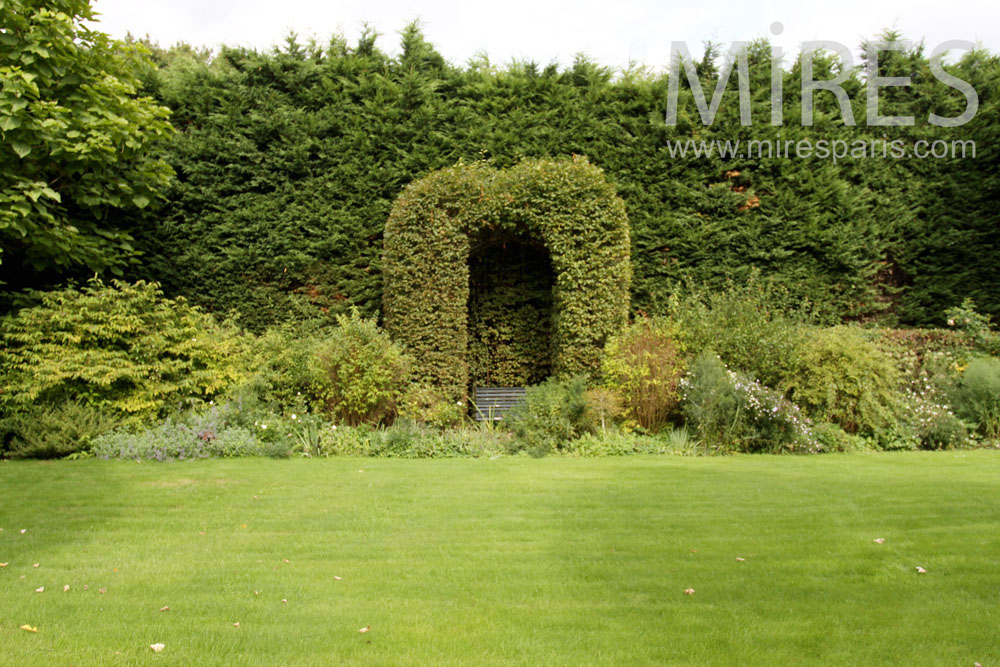 C1374 – Carved garden