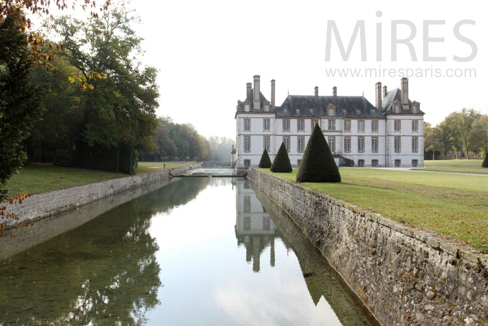 C1385 – Château entouré de douves