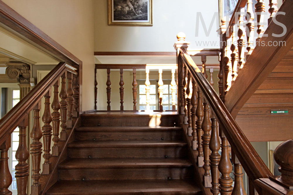 C1385 – Escalier en bois