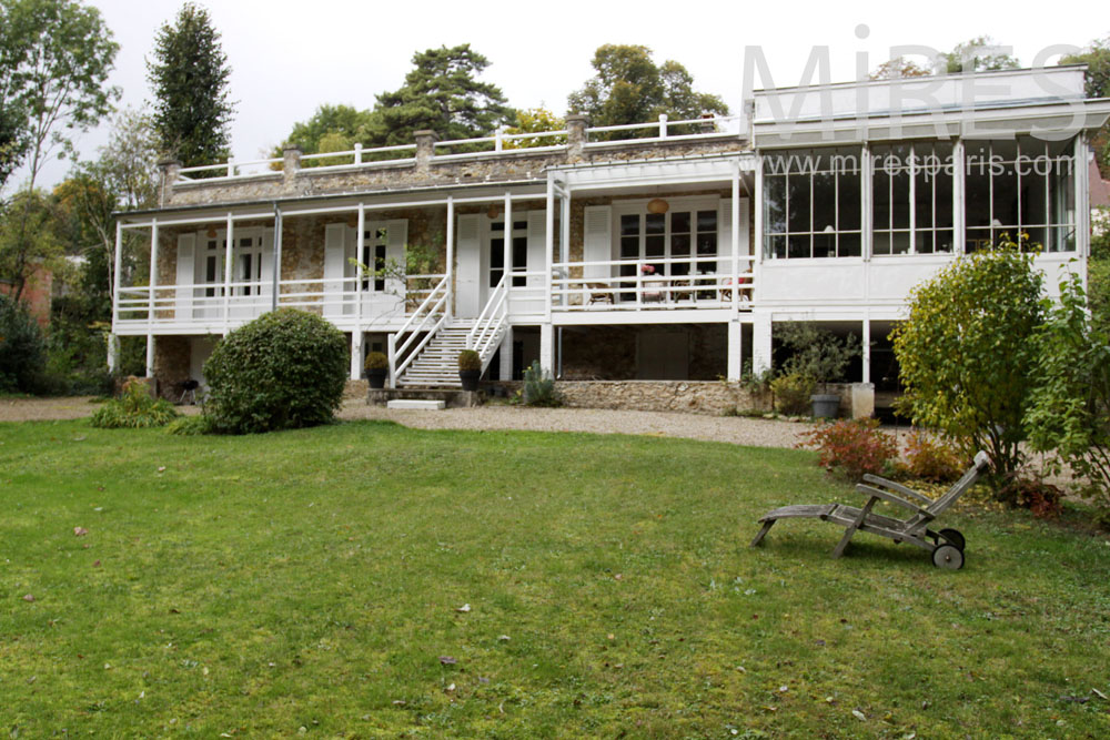 C1390 – Maison en meulière, tournée vers le jardin