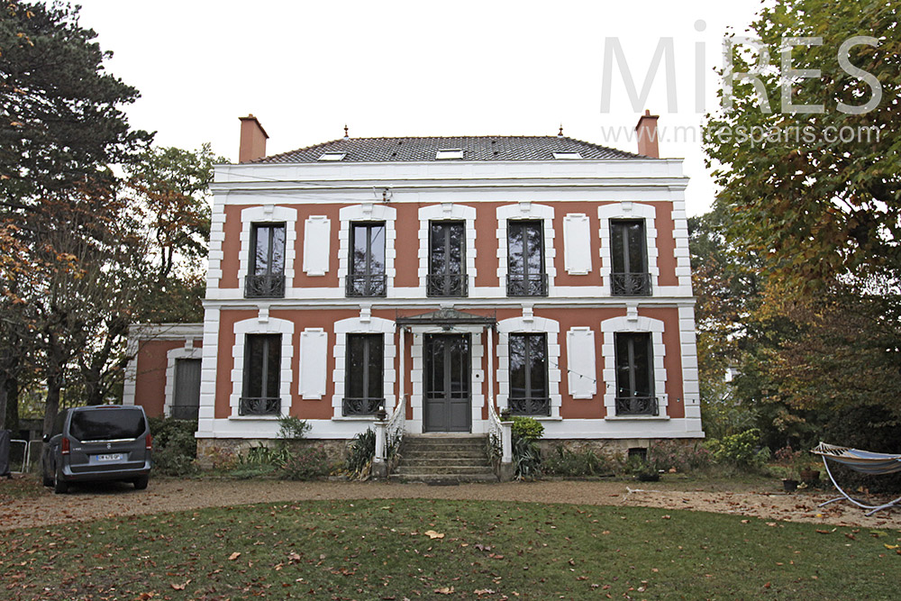 C1395 – Vaste pavillon de banlieue