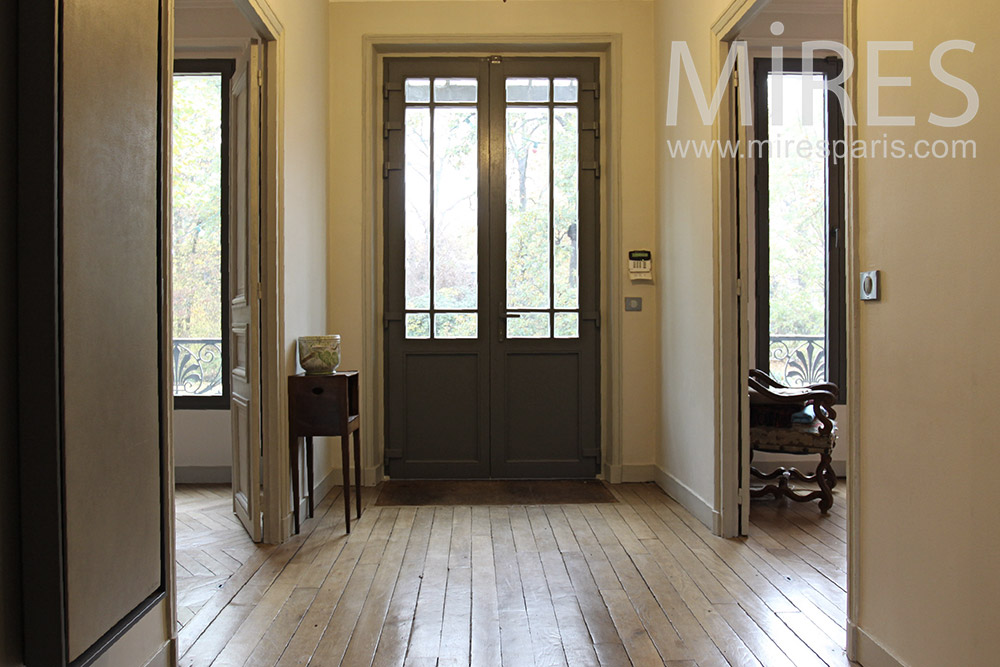 C1395 – Beautiful entrance
