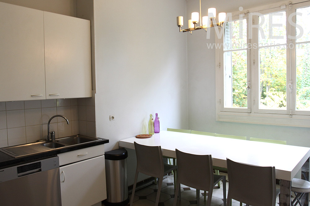 C1395 – Bright dining area