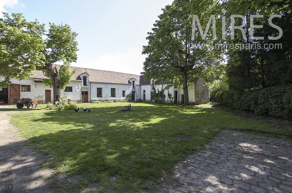 C1396 – Farmhouse with chickens