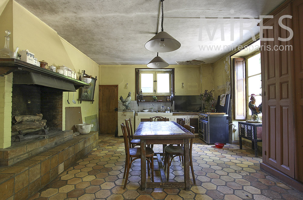 C1396 – Large country kitchen