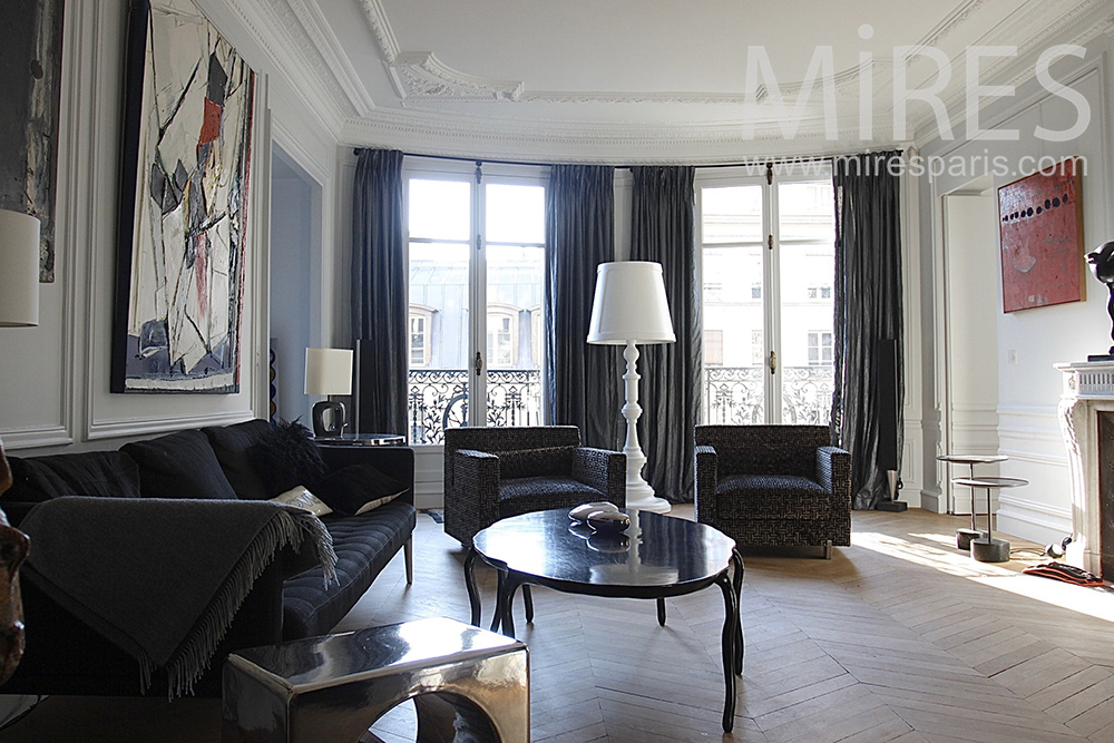 C0033 – Parisian apartment in white and black