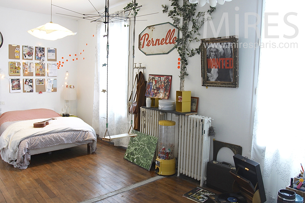 Room with swing. C0653