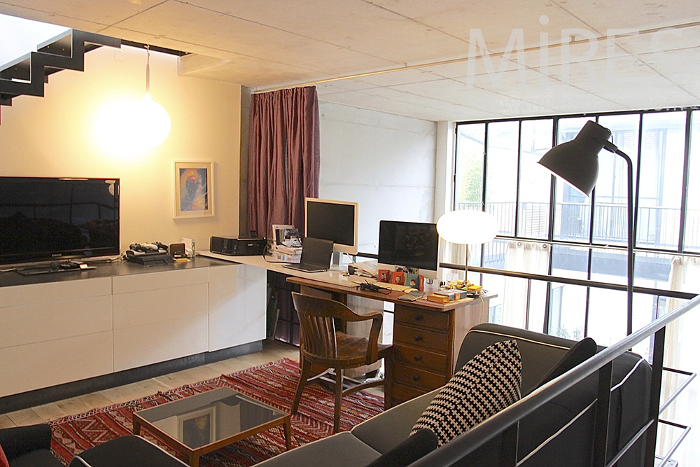 C1417 – Comfortable office on mezzanine