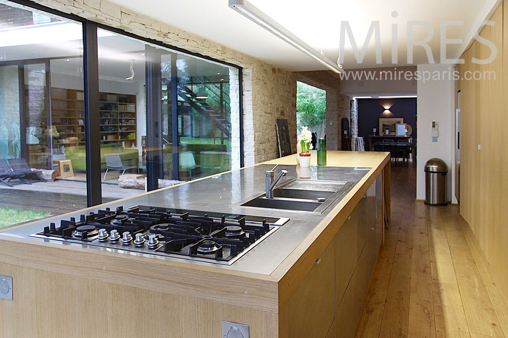 Modern kitchen, light and wooden ambiance. C1420