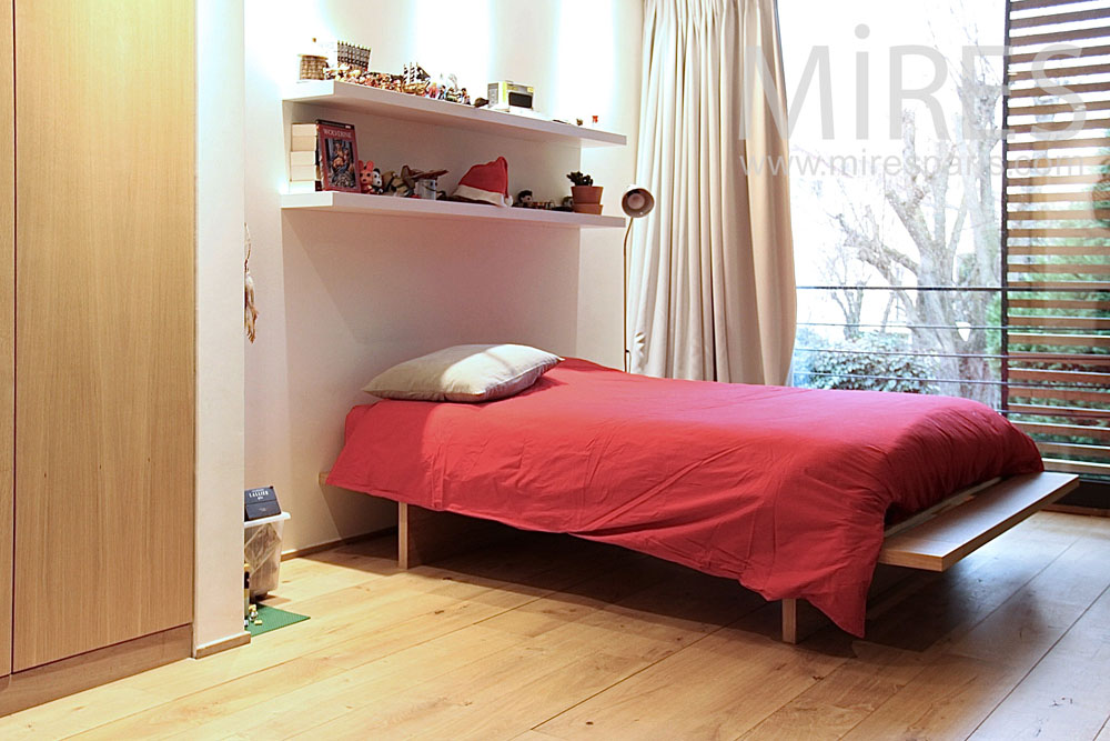 C1420 – Frugal bedroom