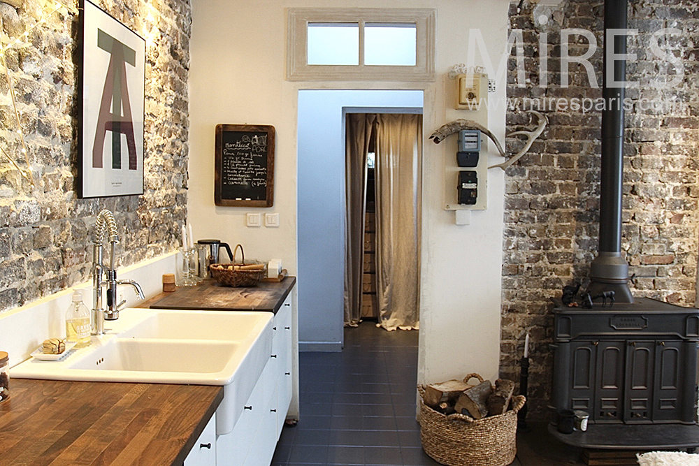 C1421 – Kitchen in length on stone wall