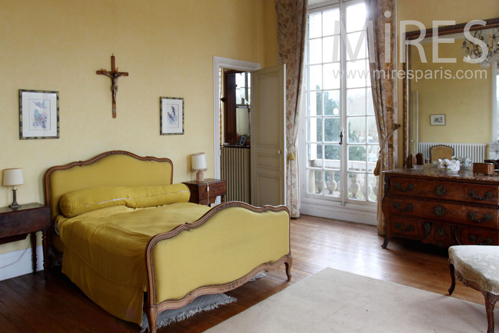 C1435 – Yellow bedroom