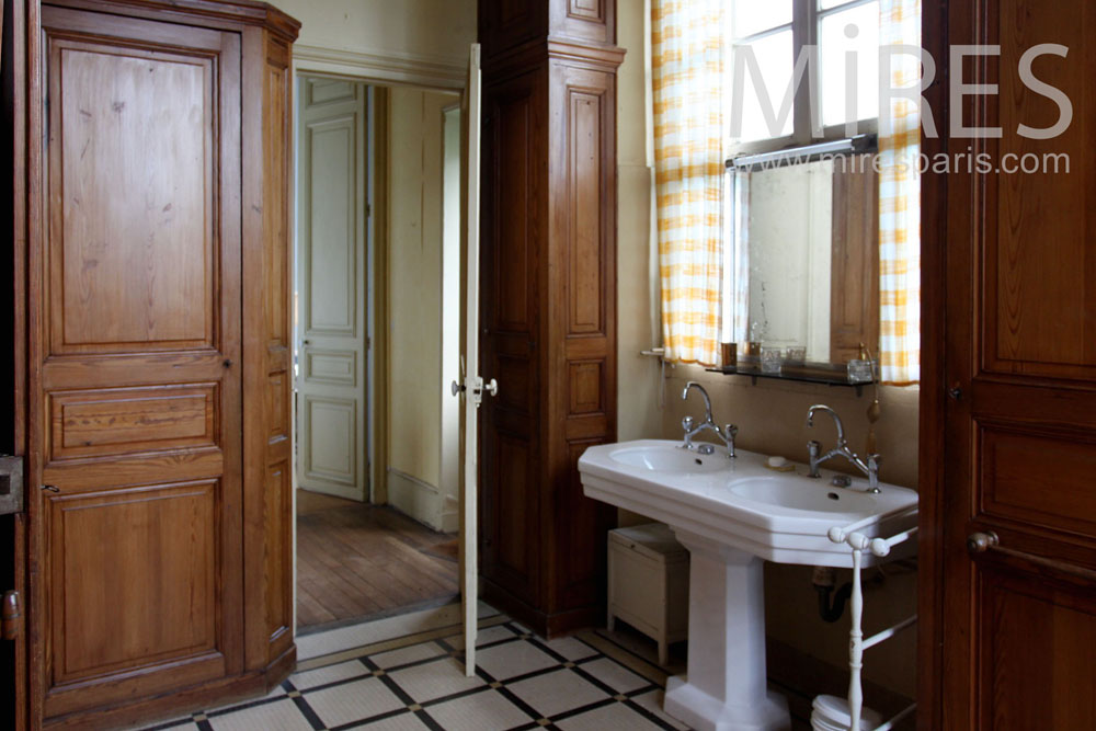 C1435 – Wooden bathroom