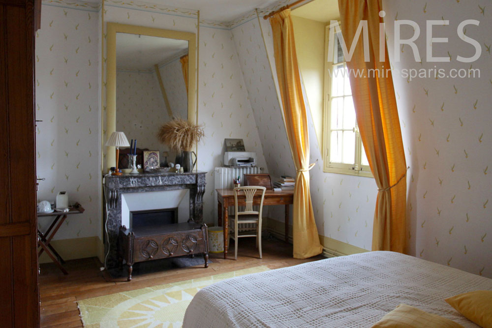 C1435 – Bedroom with adjacent bathroom