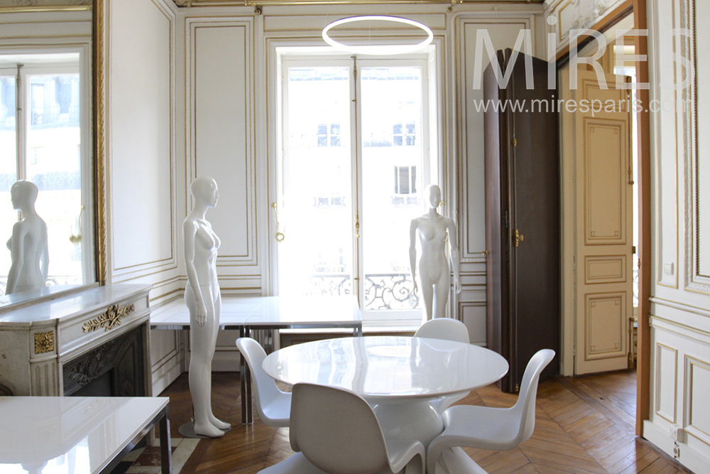 Table ronde dans bureau blanc. C1452