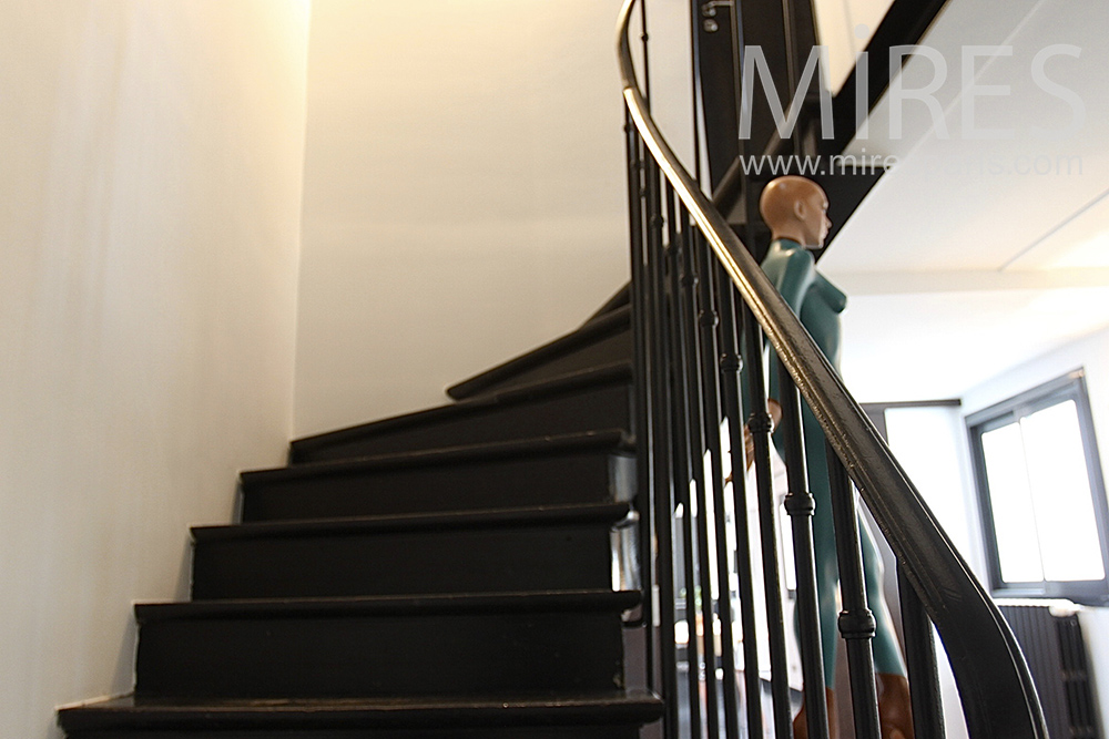 C1453 – Escalier intérieur noir