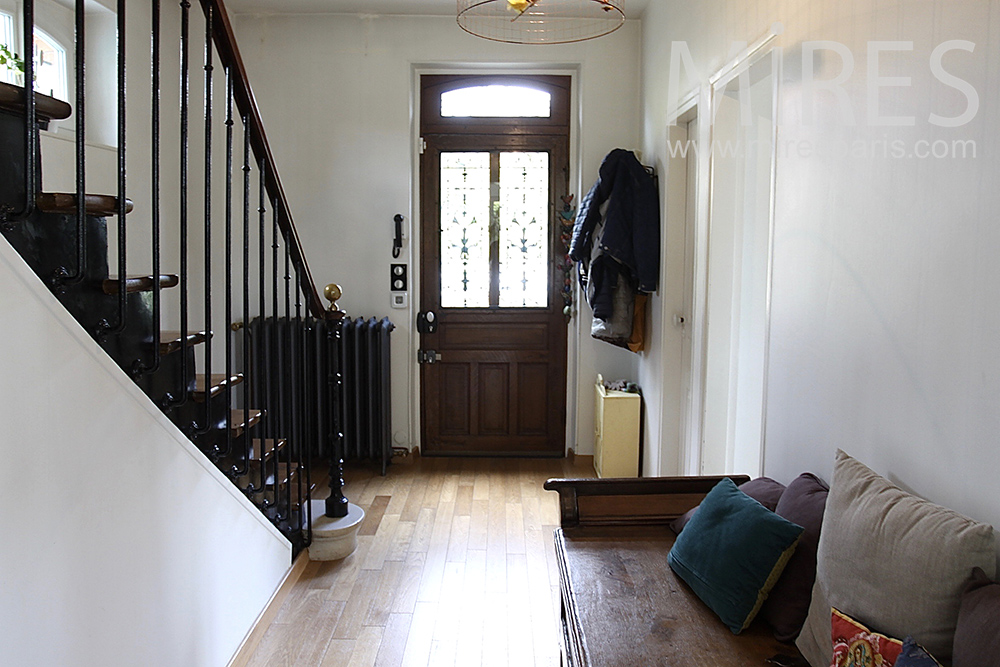 C1459 – Entrée classique et escalier de bois