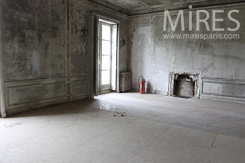 Large empty room. C1461