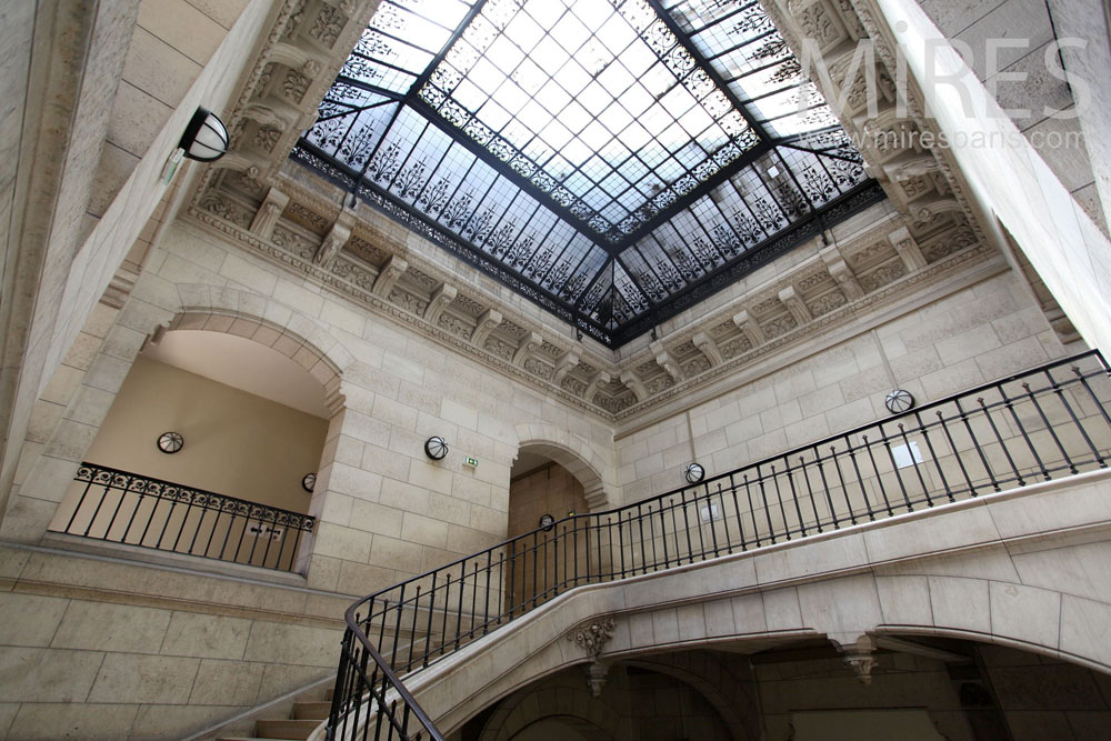 C1462 – Grand escalier baigné de lumière