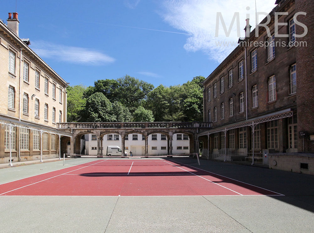 C1462 – Courtyard with games