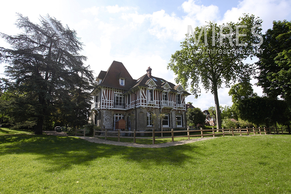 Well-kept family house. c1464