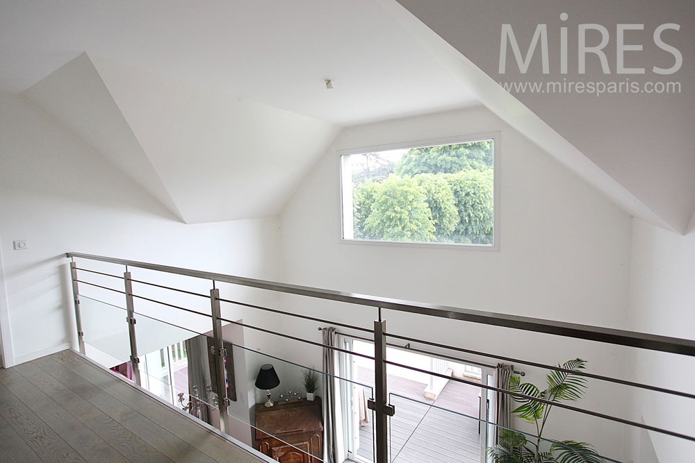 C1466 – Mezzanine hallway overhanging