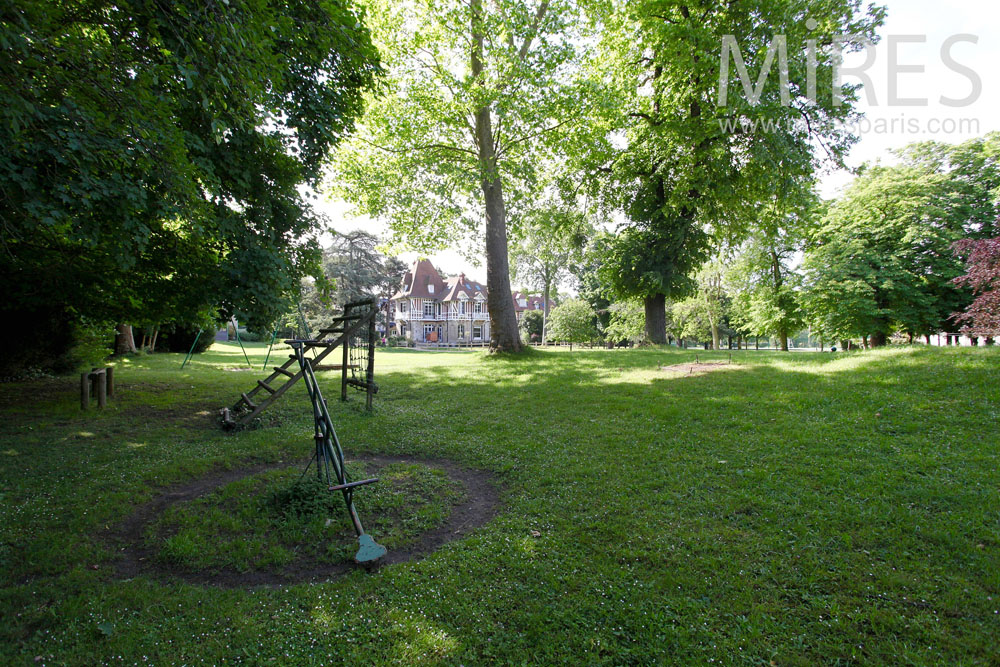 C1466 – Plaine de jeux au fond du jardin