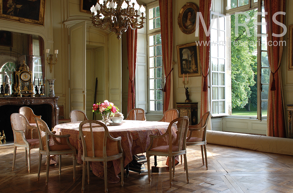 Dining room on garden. c1467