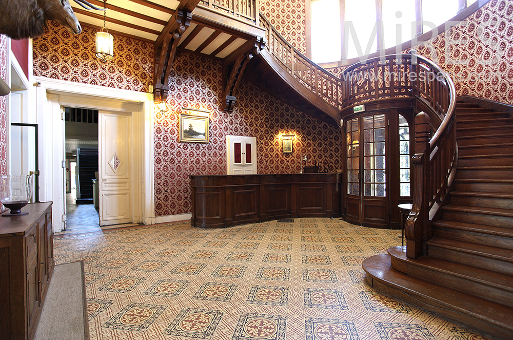 C1469 – Escalier de bois massif