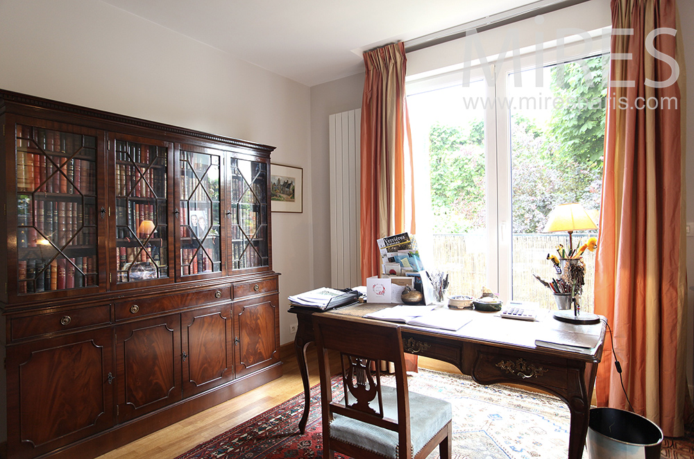 C1470 – Peaceful office