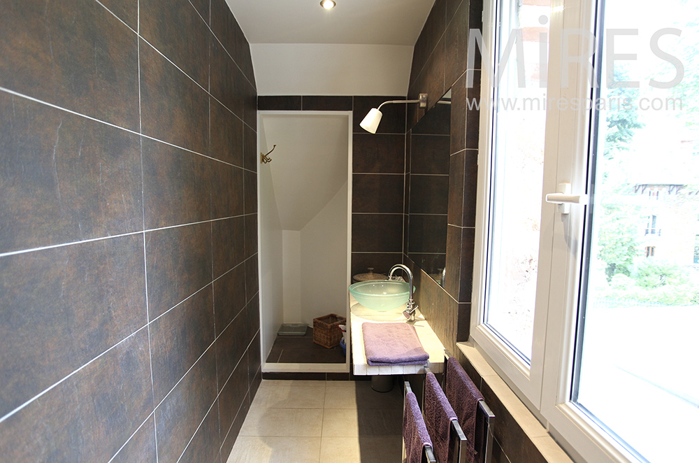 C1470 – Narrow shower