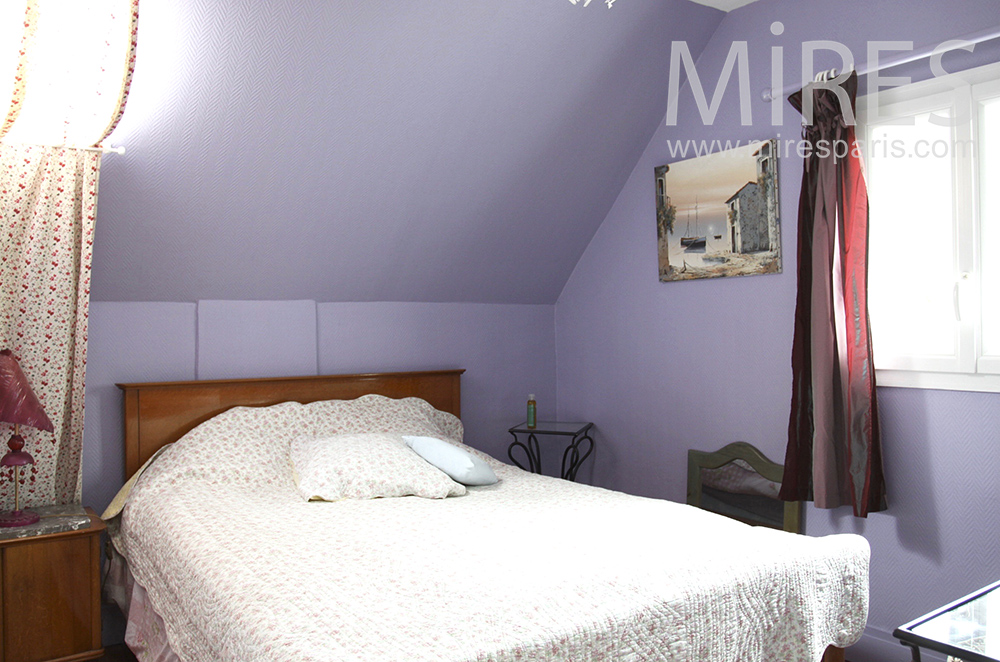 Small purple room. C1472