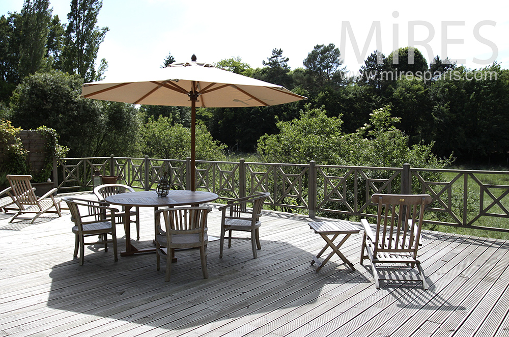 C1473 – Grande terrasse sur jardin