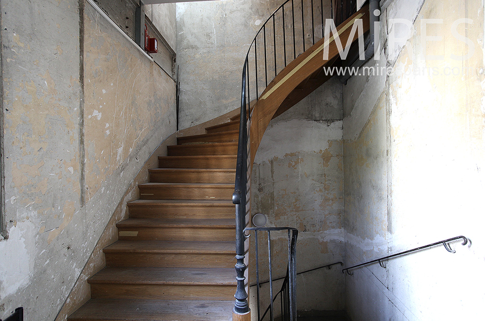 C1475 – Escalier patiné