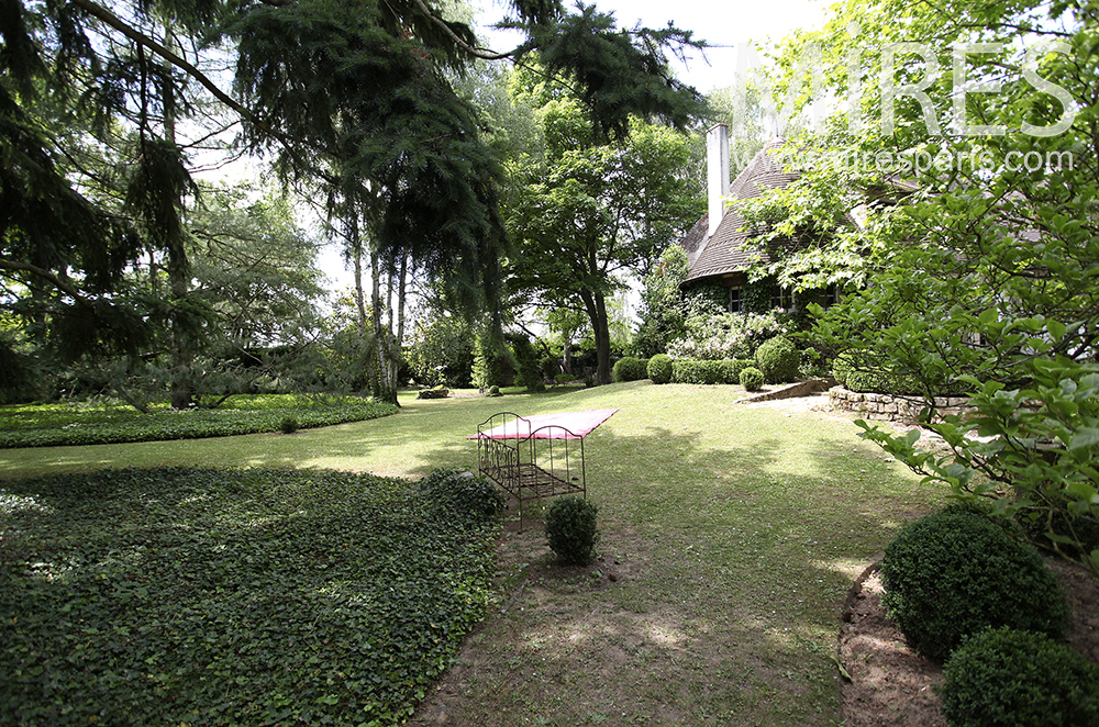 C1477 – Large pleasant garden