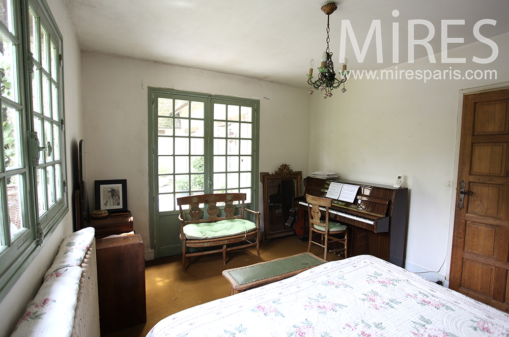 C1477 – Master bedroom with piano
