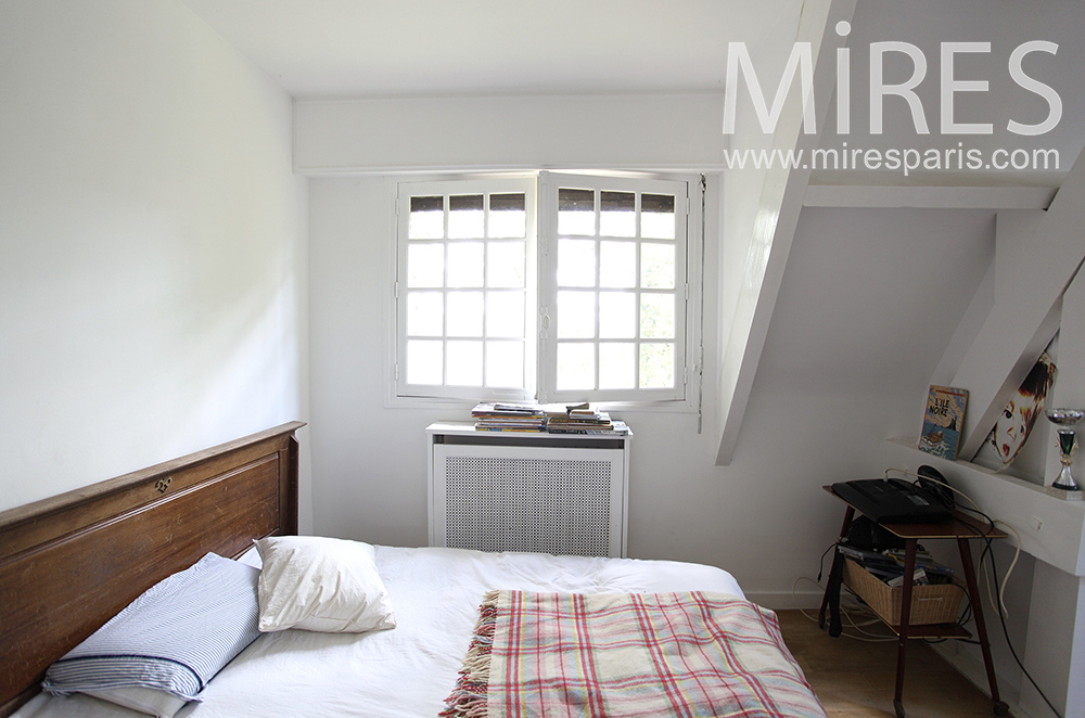 C1477 – White room with desk