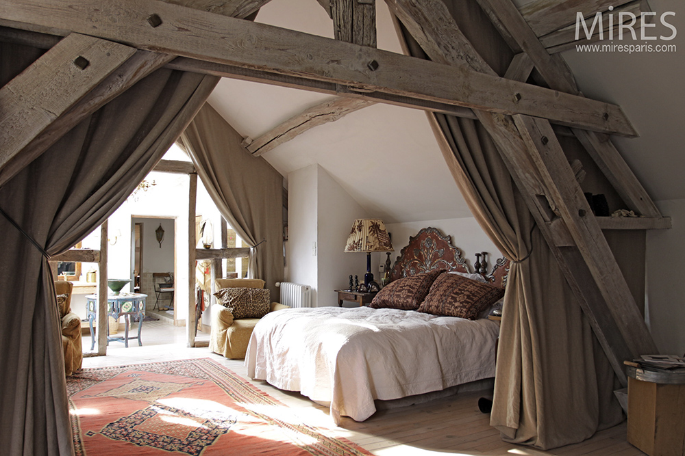Chambre et charpente ancienne. C0082 | Mires Paris