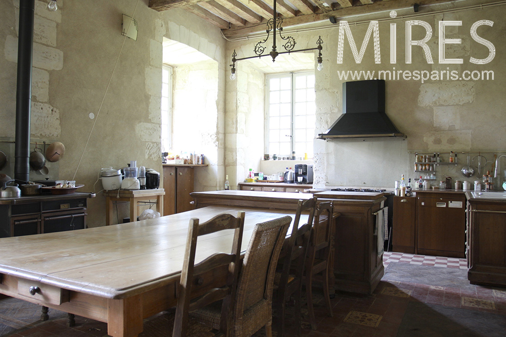 C1481 – Rustic dining room