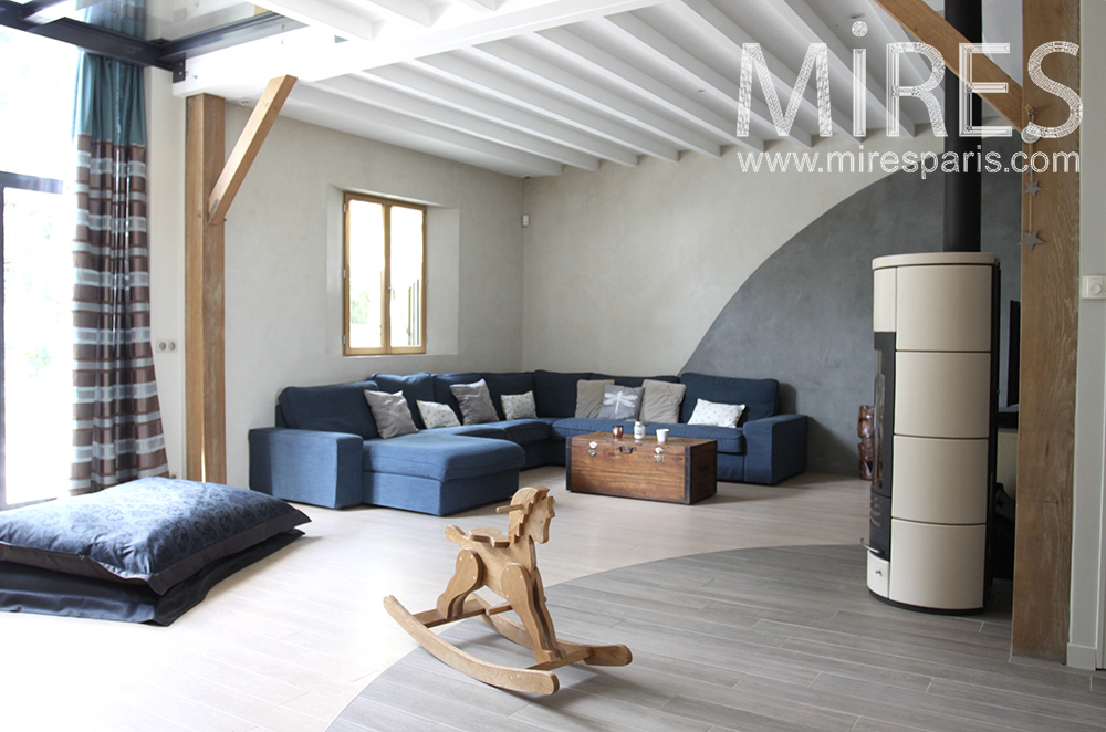 C1485 – Spacious living room and modern stove