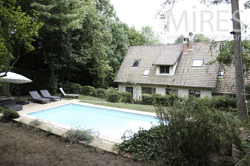 Simple house with swimming pool. c1488